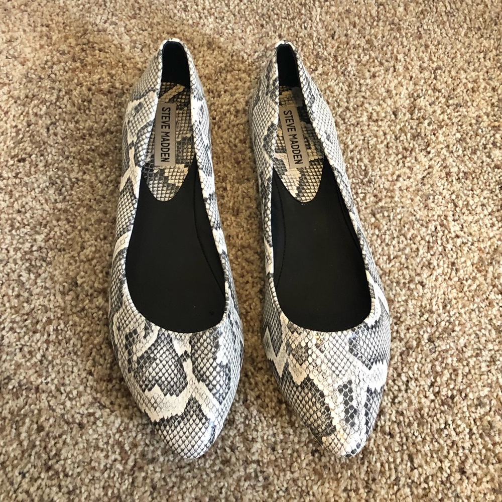 Steve Madden black white snake skin flats size 7.5